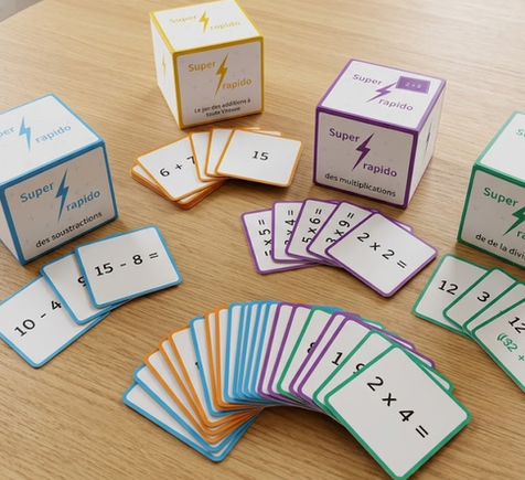 Cartes de jeu Super Rapido montrant des opérations de calcul mental flashcards additions multiplications mémorisation instantanée
